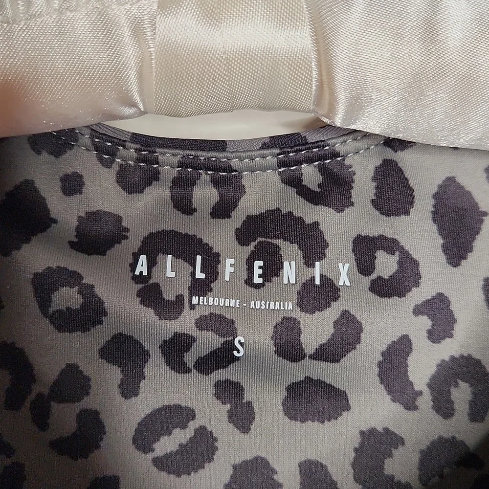 All Fenix Anthropologie Sport Bra Long Jagger Charcoal Cheetah Print S - Picture 6 of 9